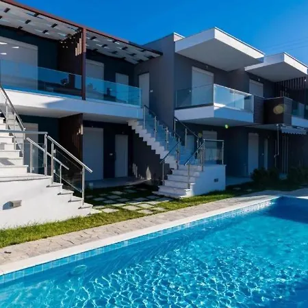 Emerald Luxury & Pool I Lägenhet Ofrínion